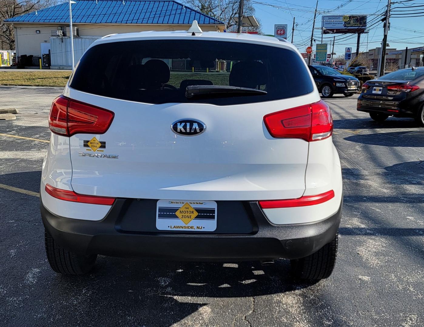 2015 White /Black Kia Sportage LX (KNDPB3AC6F7) with an 4-Cyl, GDI, 2.4 Liter engine, Auto, 6-Spd Sportmatic transmission, located at 341 N White Horse Pike, Lawnside, NJ, 08045, (856) 262-9500, 39.855621, -75.027451 - Photo#6